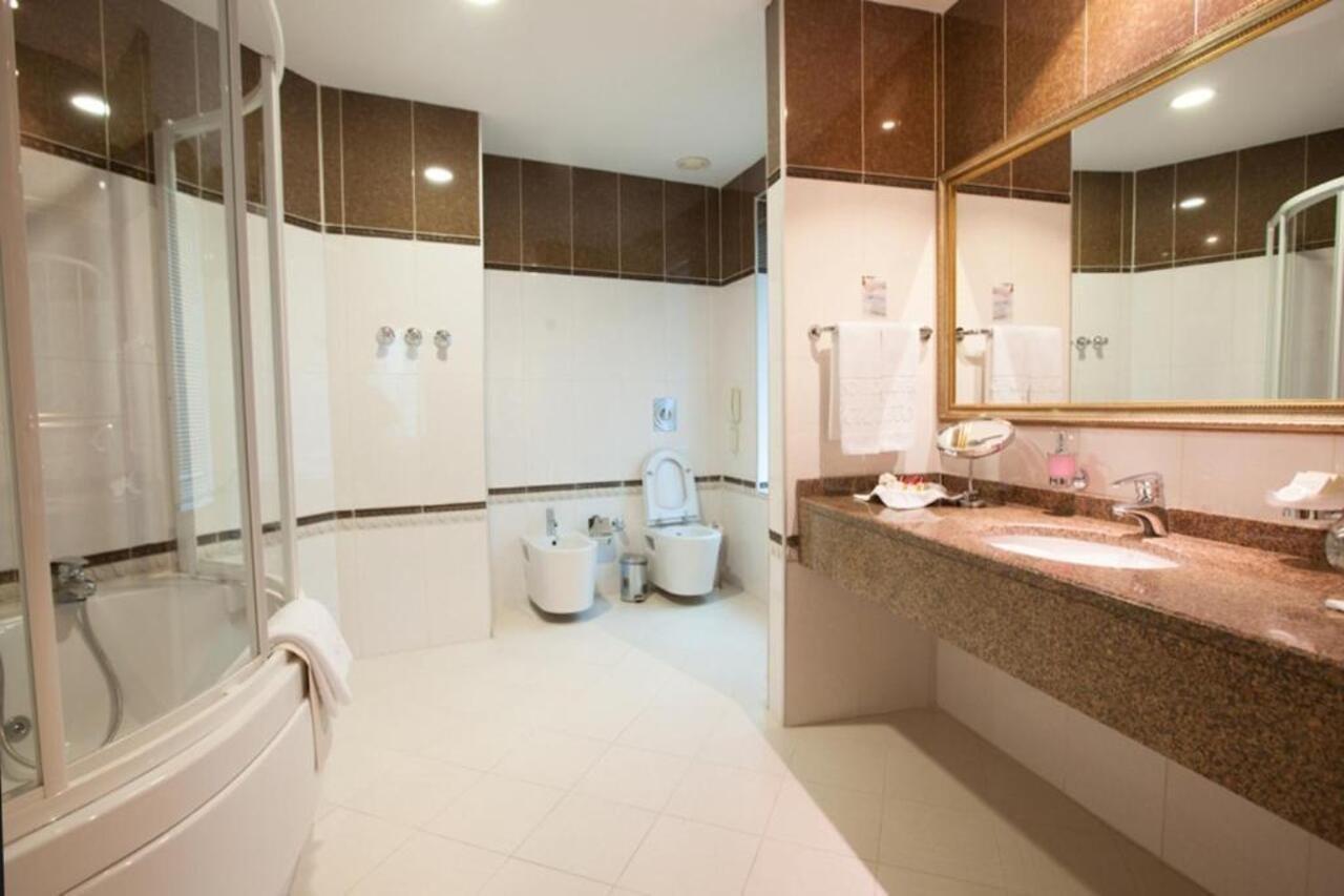 Grand Hotel Victory Актау Екстер'єр фото A modern bathroom