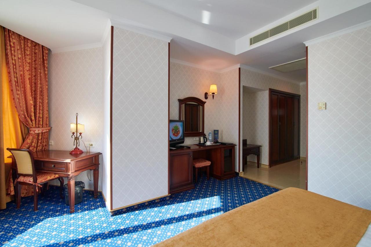Grand Hotel Victory Актау Екстер'єр фото A room at the hotel