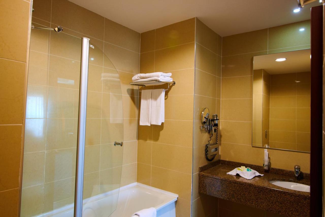 Grand Hotel Victory Актау Екстер'єр фото A shower door