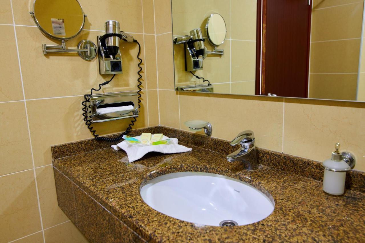Grand Hotel Victory Актау Екстер'єр фото Bathroom