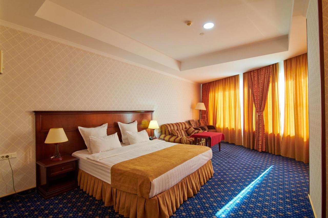 Grand Hotel Victory Актау Екстер'єр фото A bedroom at the hotel