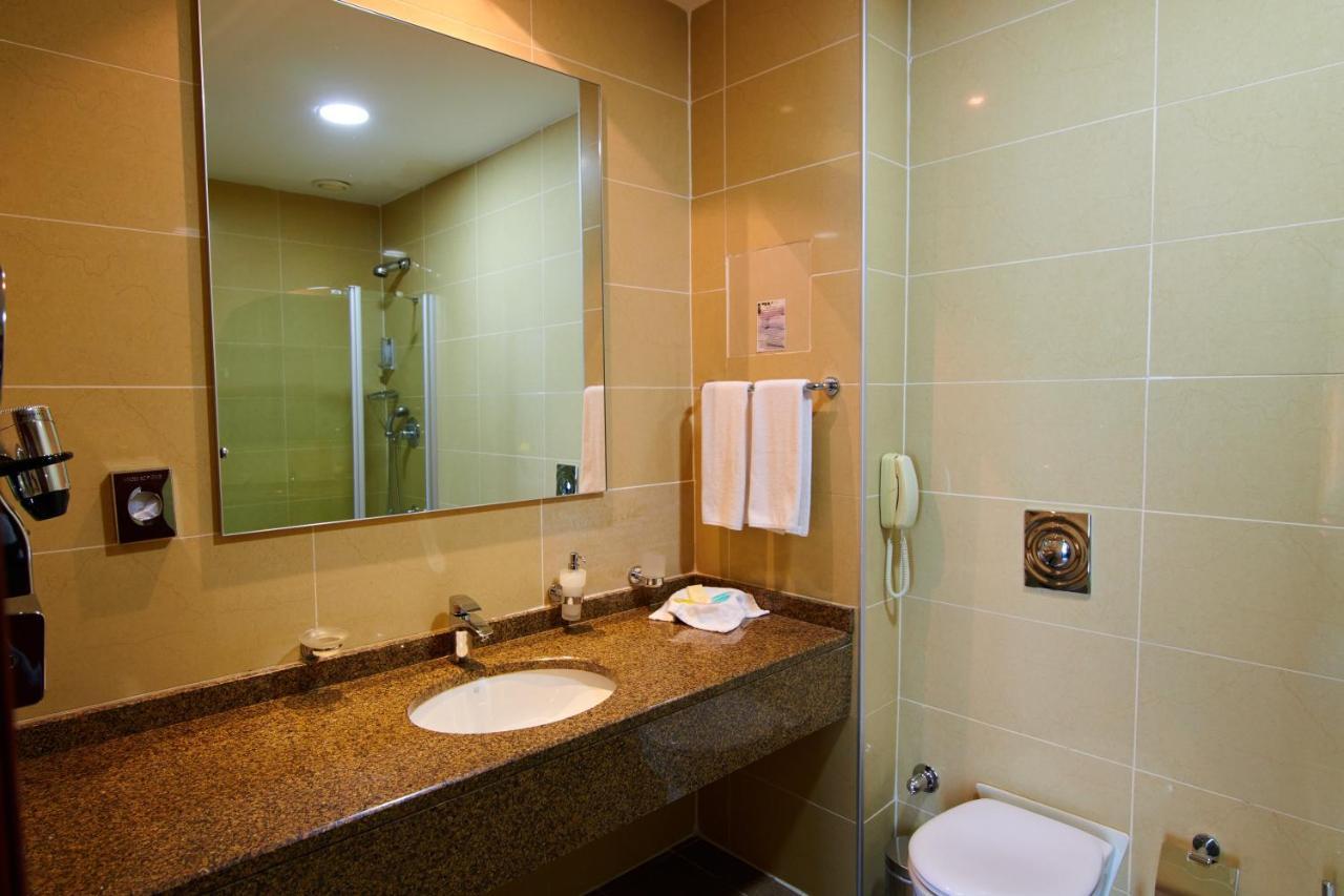Grand Hotel Victory Актау Екстер'єр фото Bathroom