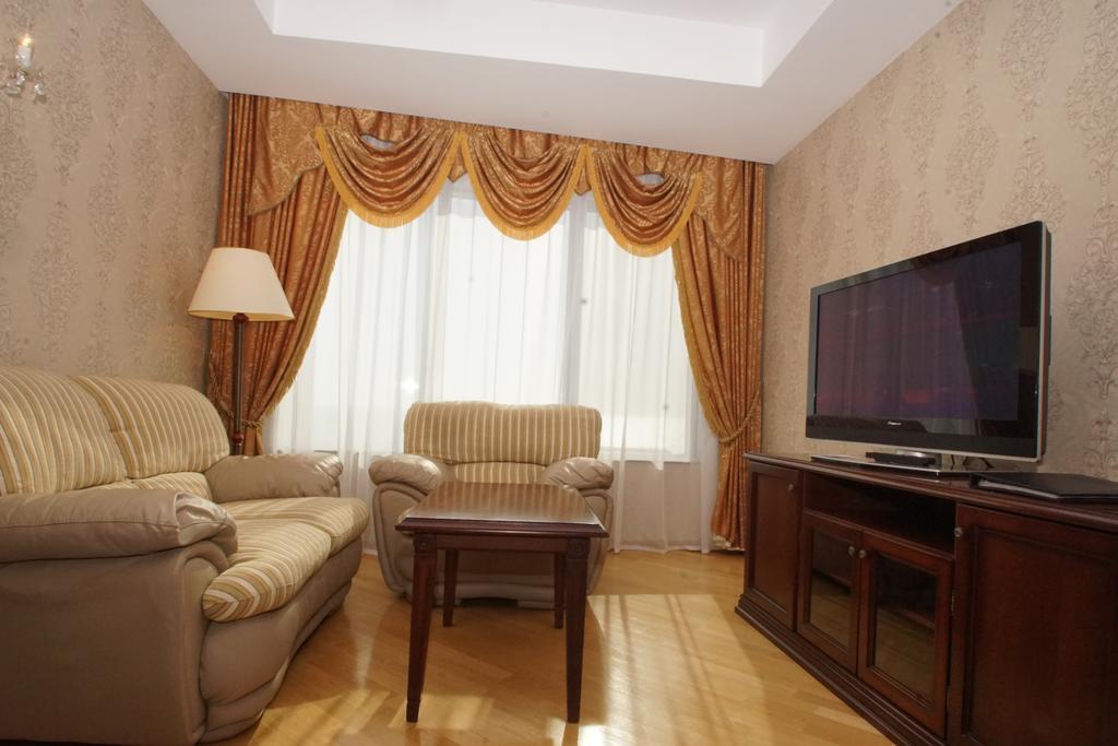 Grand Hotel Victory Актау Екстер'єр фото A living room with a television