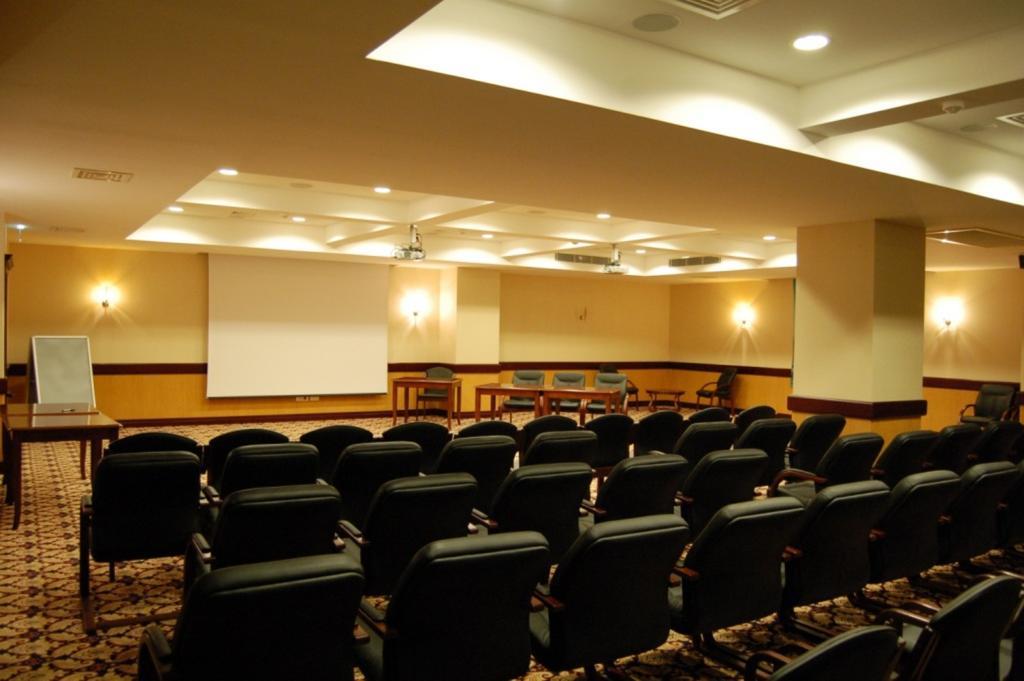 Grand Hotel Victory Актау Екстер'єр фото A meeting room at a hotel